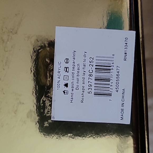 Michael Kors Hat And Scarf Set NEW IN BOX - Picture 5 of 5